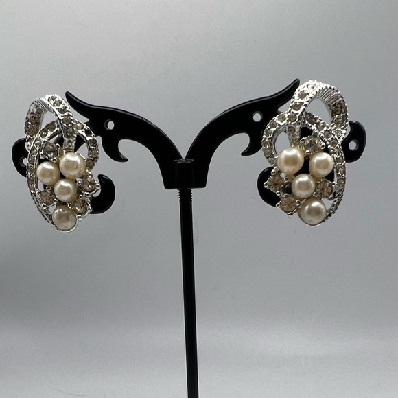 VINTAGE Faux Pearl and Rhinestone Silver Tone Clip On Earrings - Picture 8 of 8
